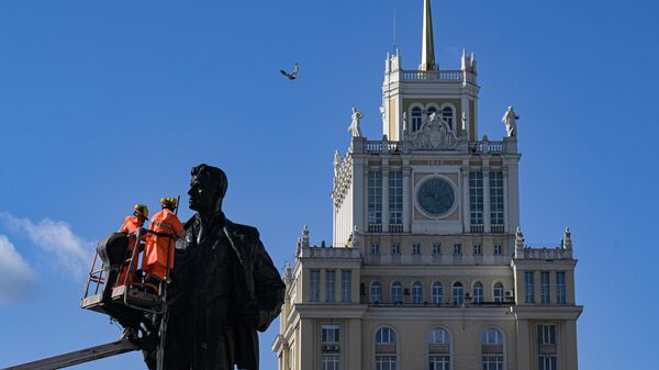Промывка памятника В. В. Маяковскому на Триумфальной площади в Москве