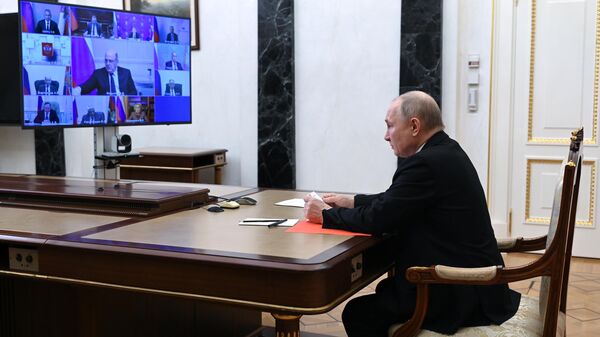 Президент РФ Владимир Путин проводит совещание с постоянными членами Совета безопасности РФ в режиме видеоконференции
