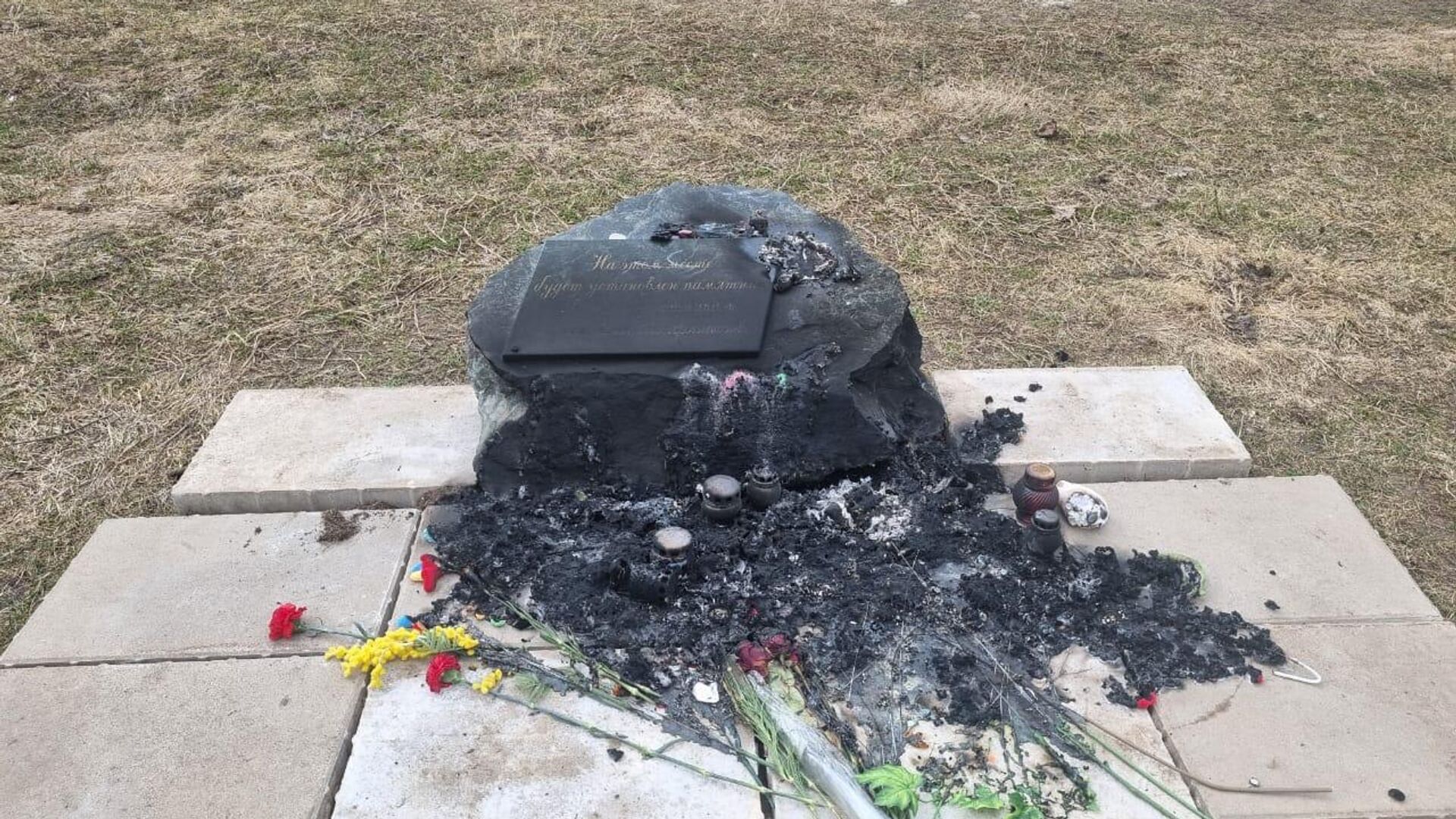 Мемориал, посвященный жертвам теракта в Крокусе, сгорел в Новой Москве  - РИА Новости, 1920, 08.04.2024