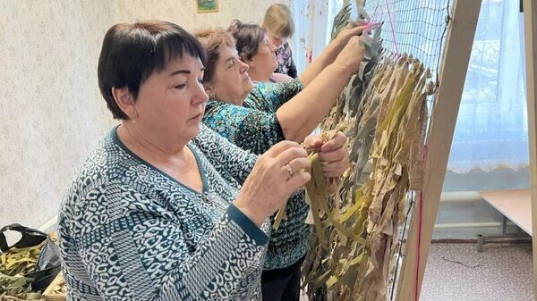 Волонтеры села Крымгиреевского Ставропольского края плетут маскировочные костюмы