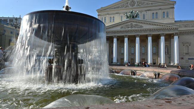 Фонтан возле Большого театра в Москве