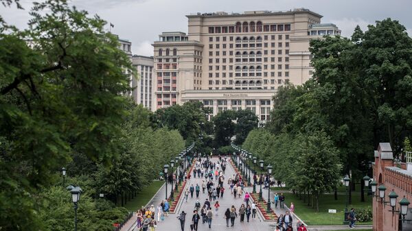 Вид на Александровский сад с Кутафьи башни в Москве