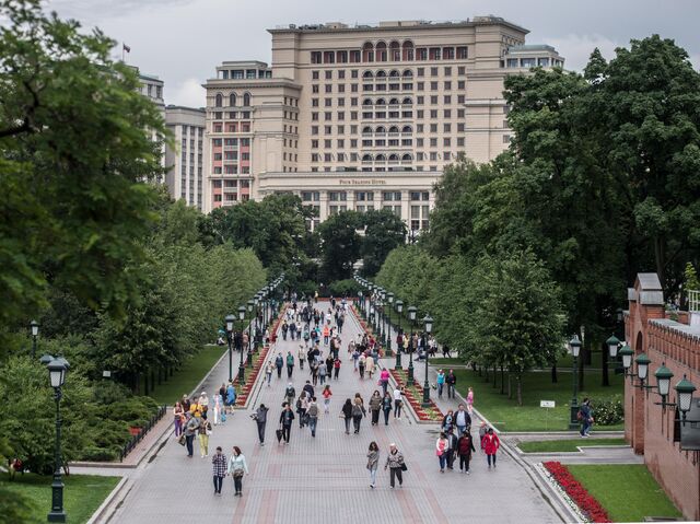 Вид на Александровский сад с Кутафьи башни в Москве