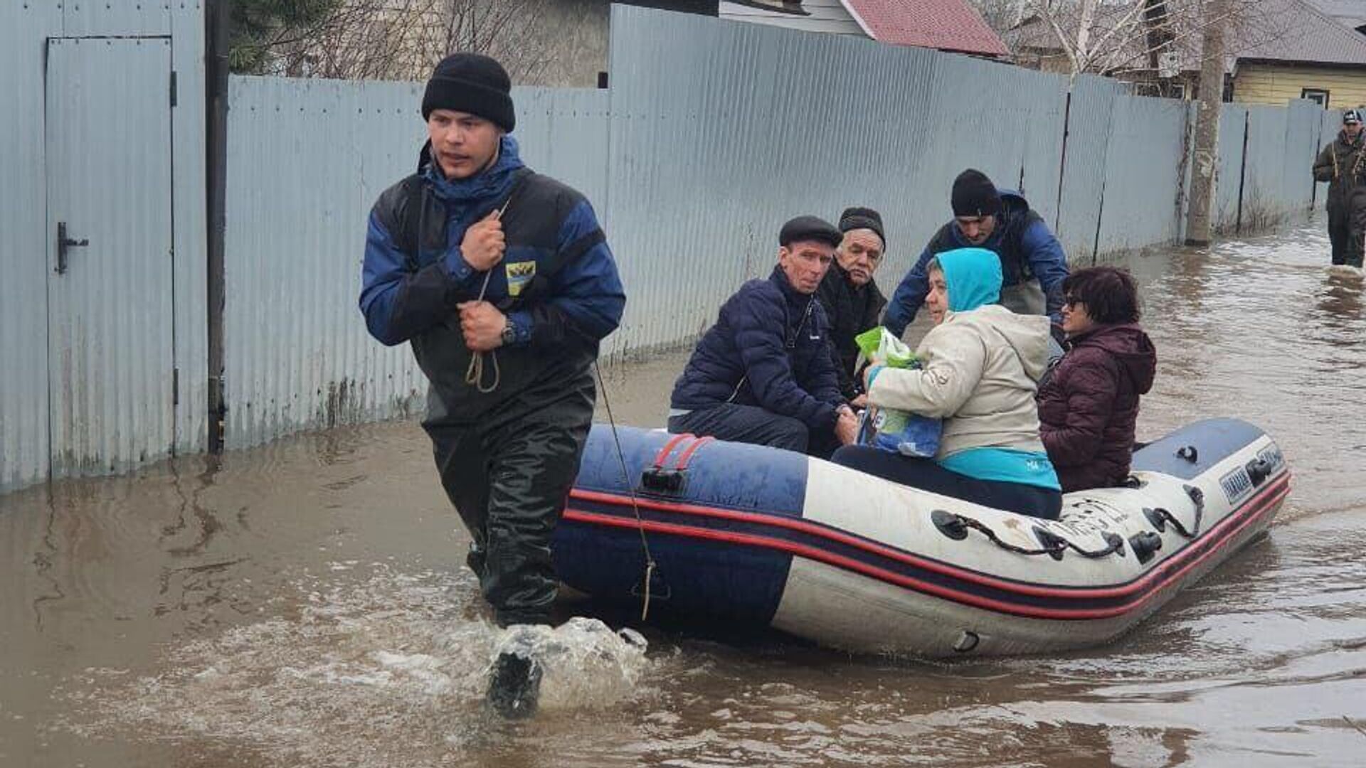 Эвакуация жителей пригородных посёлков и СНТ Оренбурга после подтоплений - РИА Новости, 1920, 07.04.2024