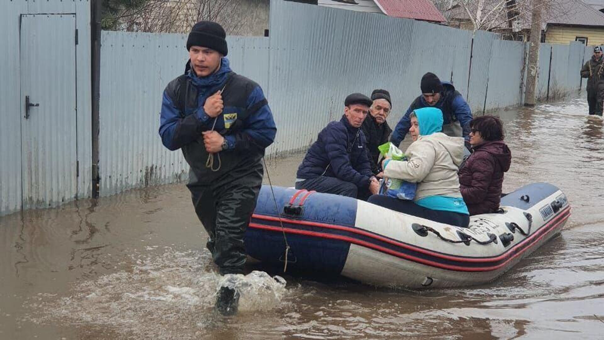 Эвакуация жителей пригородных посёлков и СНТ Оренбурга после подтоплений - РИА Новости, 1920, 07.04.2024