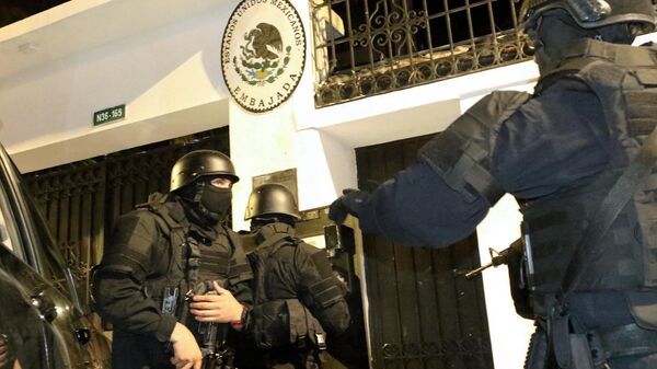 Спецназ эквадорской полиции пытается ворваться в посольство Мексики в Кито, чтобы арестовать бывшего вице-президента Эквадора Хорхе Гласа. 5 апреля 2024