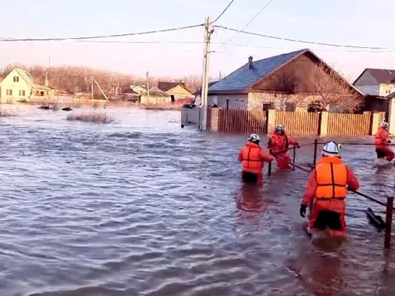 Вода в Орске отходит, некоторые жители уже вернулись в квартиры - РИА  Новости, 17.04.2024