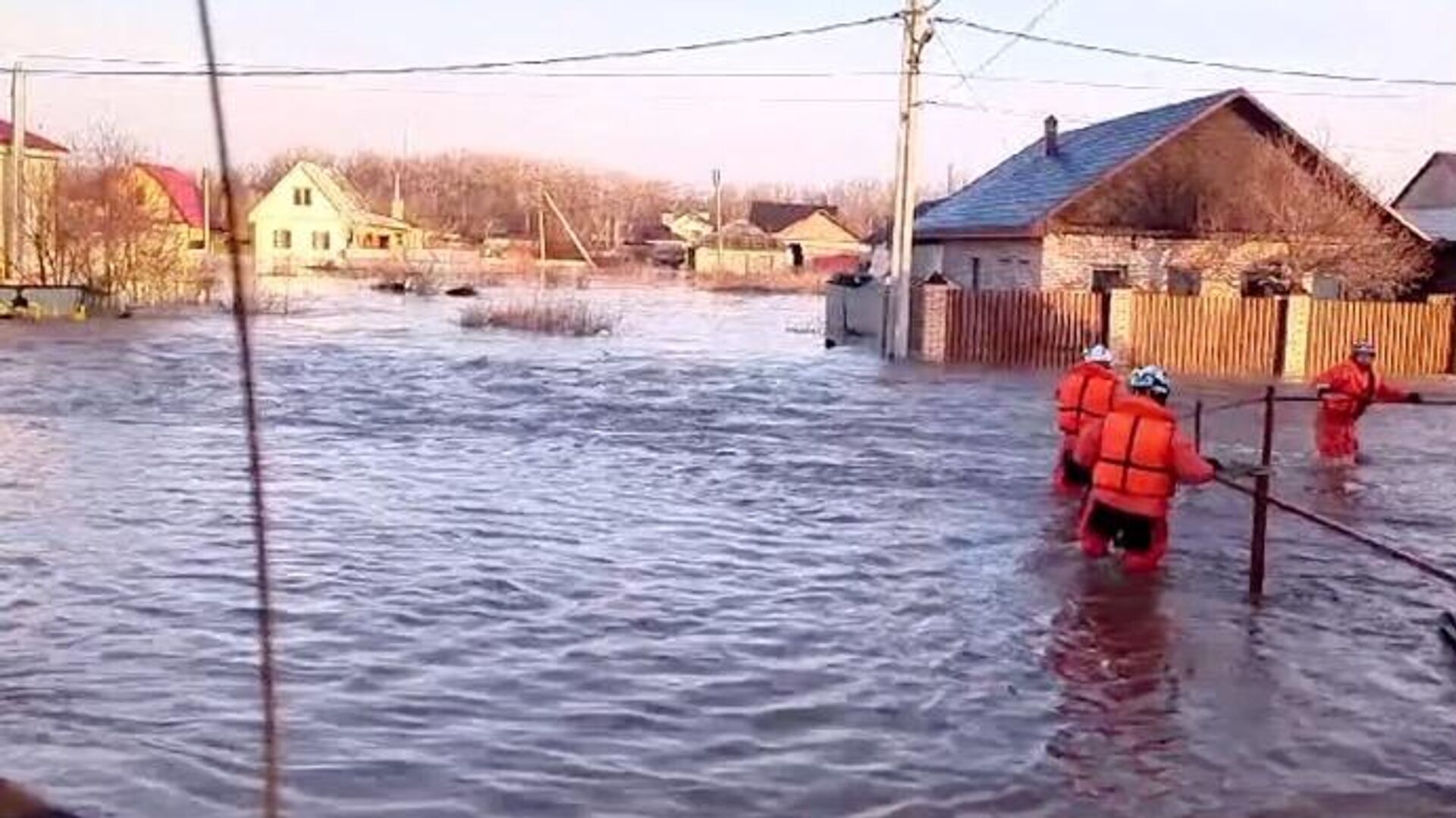 Уровень воды в реке Урал может достичь критической отметки ночью - РИА  Новости, 06.04.2024