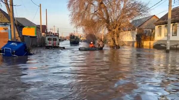 Эвакуация жителей затопленного микрорайона Старый город в Орске