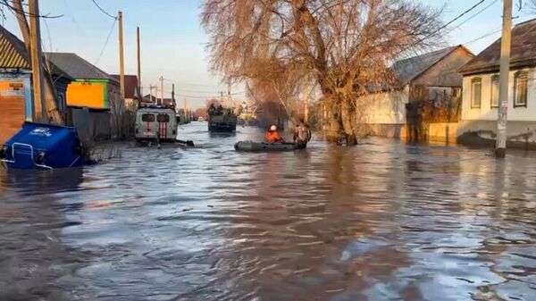 Эвакуация жителей затопленного микрорайона Старый город в Орске