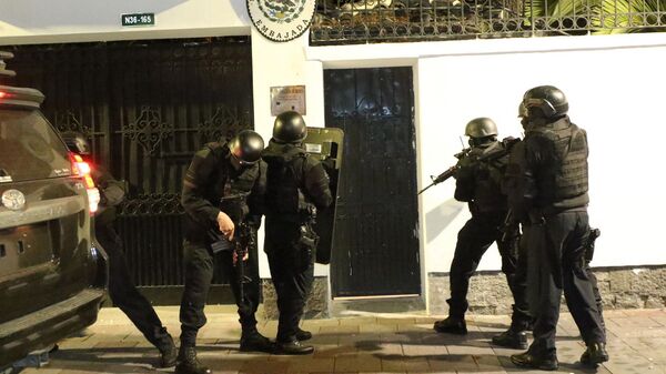 Спецназ эквадорской полиции штурмует в посольство Мексики в Кито