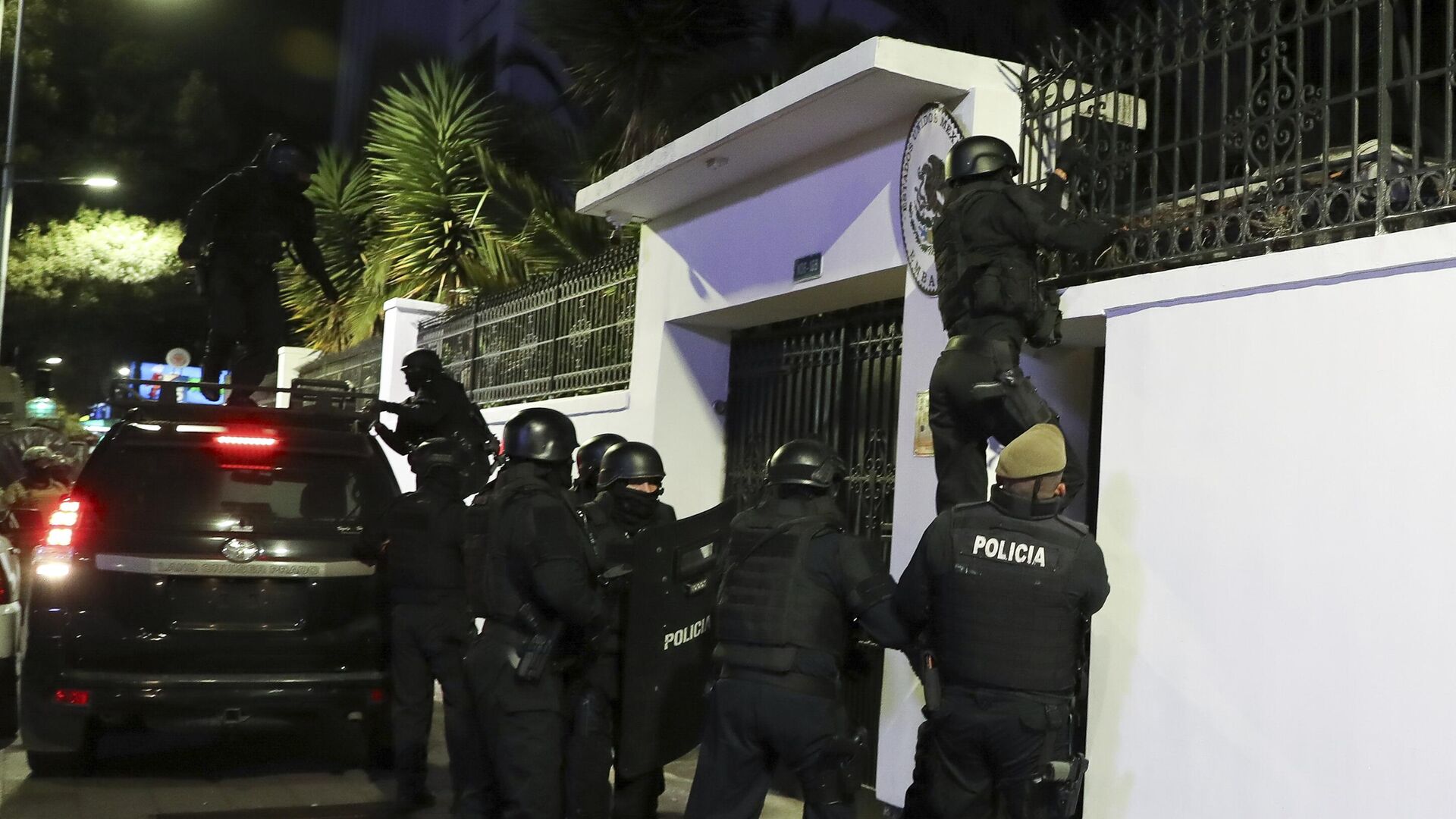 Спецназ эквадорской полиции штурмует в посольство Мексики в Кито - РИА Новости, 1920, 07.04.2024