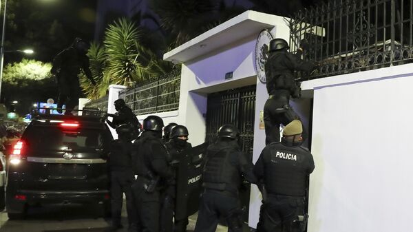 Спецназ эквадорской полиции штурмует посольство Мексики в Кито