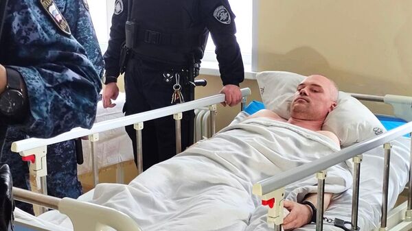 Мужчина, которого обвиняют в нападении на губернатора Мурманской области Андрея Чибиса, на выездном заседании суда по избранию меры пресечения, в Апатитско-Кировской центральной городской больнице.