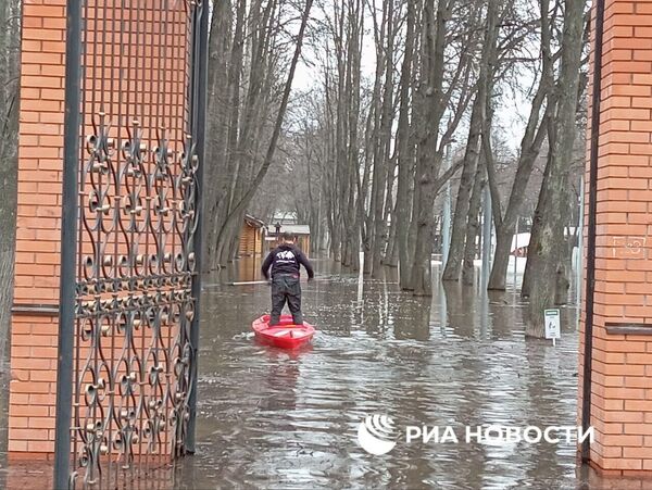 Житель Рязани сплавляется по затопленному половодьем лесопарку
