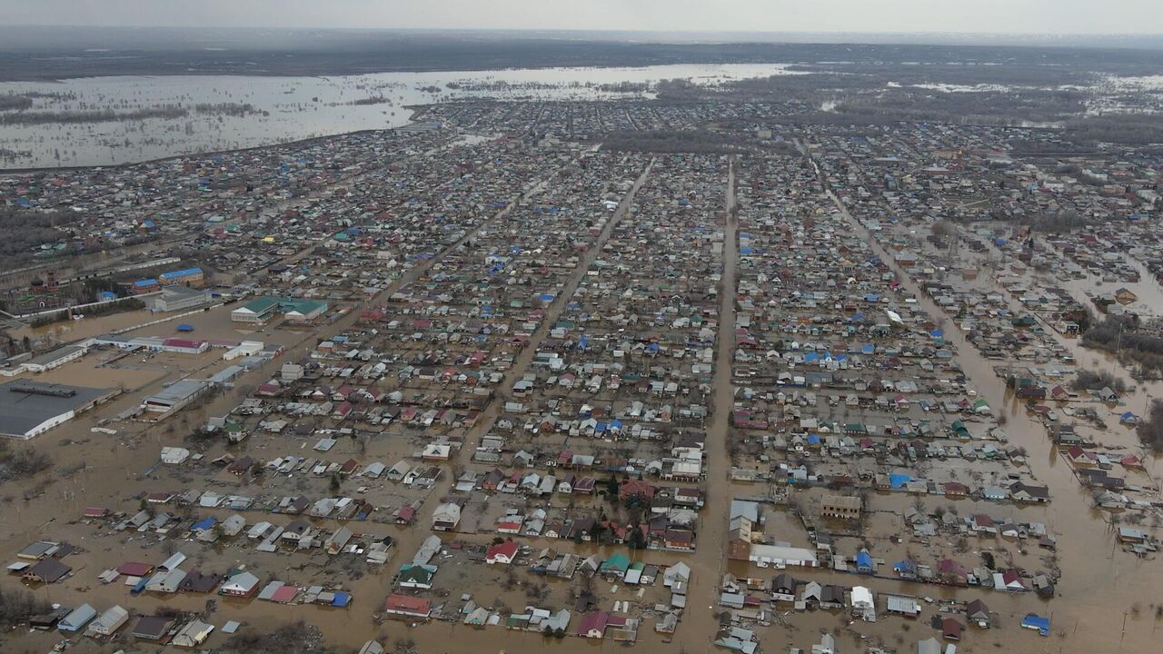 Власти рассказали, как пострадавшим от паводка в Орске получить выплаты -  РИА Новости, 06.04.2024