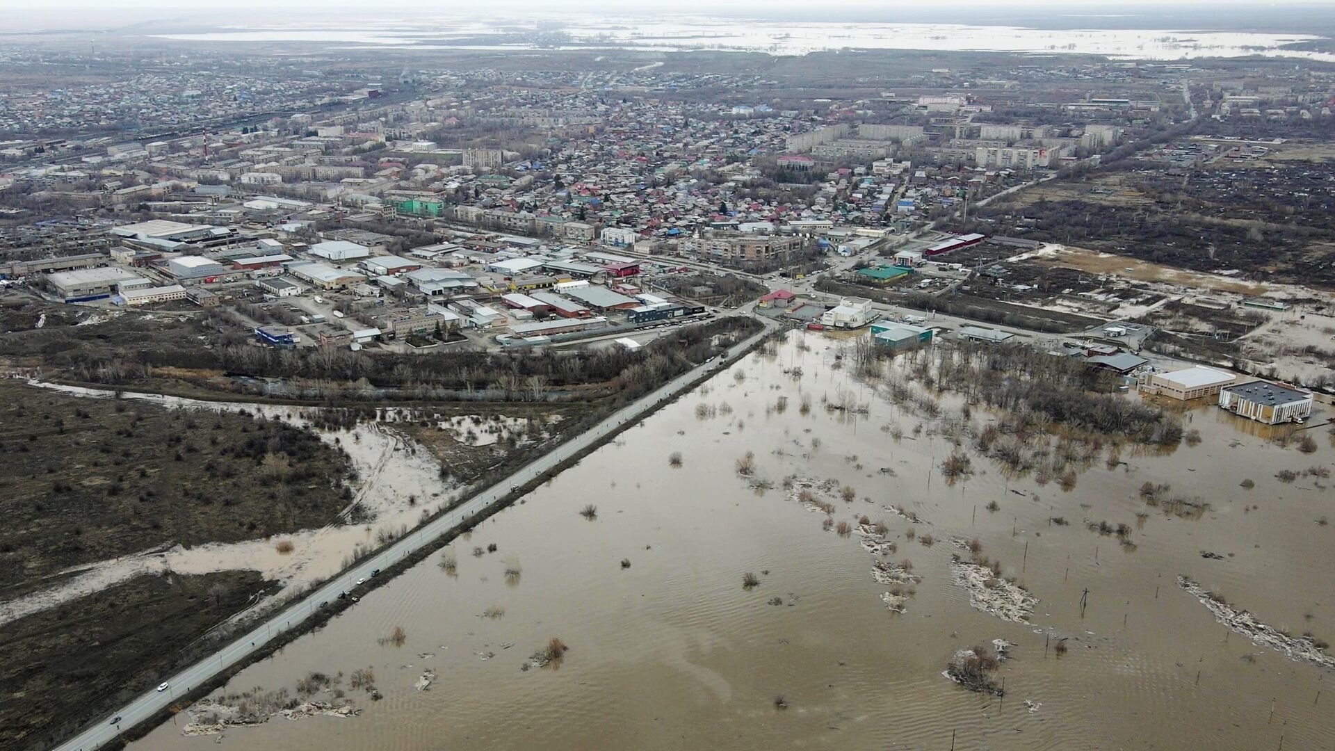 В Орске начали возобновлять подачу воды - РИА Новости, 19.04.2024