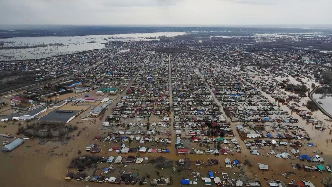 В Орске вода прибывает на площадь Гагарина - РИА Новости, 07.04.2024