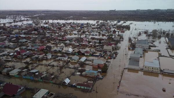 Вид на город Орск, частично подтопленный после прорыва дамбы