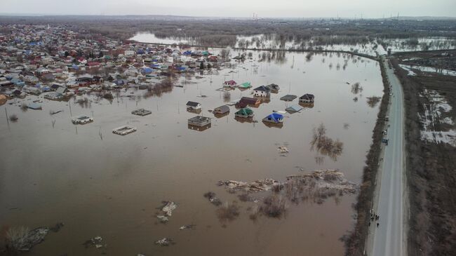 Город Орск, частично подтопленный после прорыва дамбы