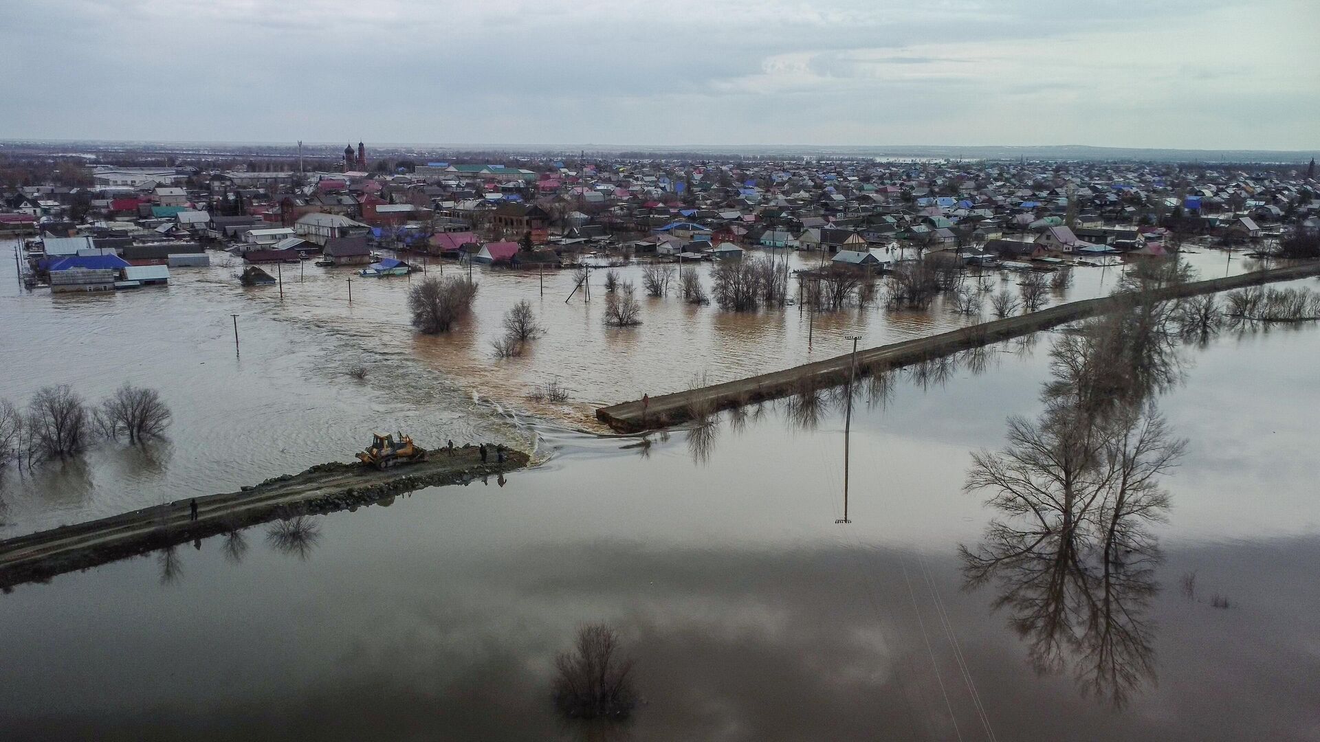 Место прорыва насыпной дамбы в Орске, город частично подтоплен - РИА Новости, 1920, 07.04.2024