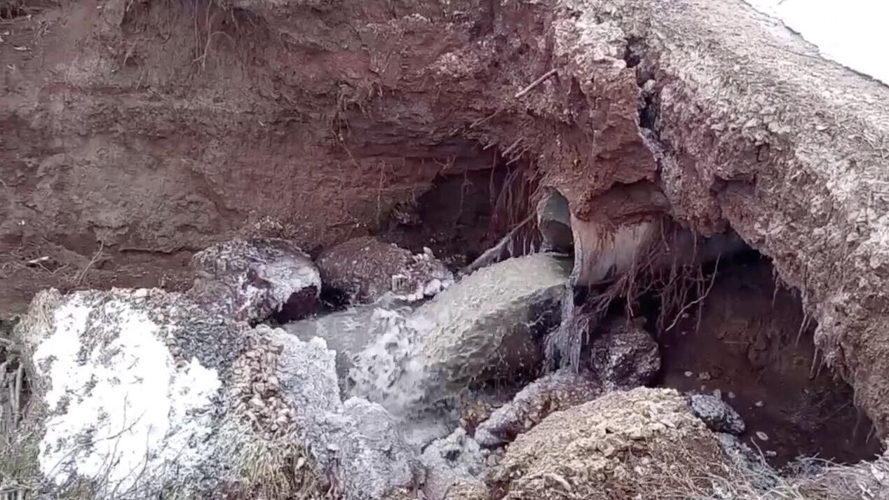 Разрушенная паводковыми водами дамба пруда, располагающегося в деревне Пекейсола в Марий Эл - РИА Новости, 1920, 06.04.2024