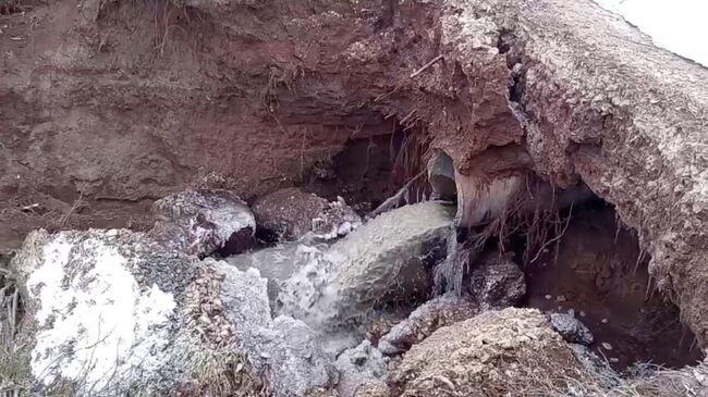 Разрушенная паводковыми водами дамба пруда, располагающегося в деревне Пекейсола в Марий Эл