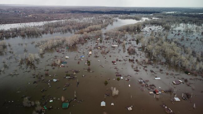 Город Орск, частично подтопленный после прорыва дамбы