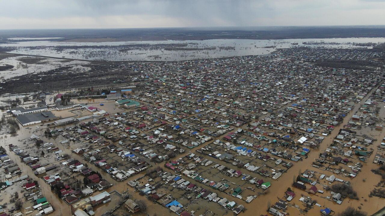 В Орске эвакуируют людей из поселка Никель на автобусах - РИА Новости,  06.04.2024