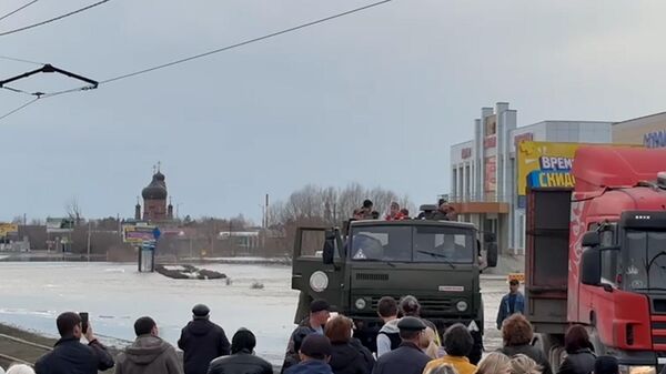 Эвакуация жителей затопленных районов Орска на самосвалах и КамАЗах
