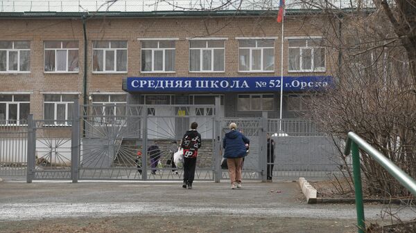 Люди у входа в школу №52 в Орске, в которой организован пункт временного размещения для жителей, эвакуированных с затопленных после прорыва дамбы районов города. 6 апреля 2024