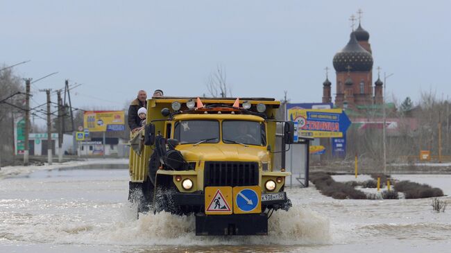 Жителей эвакуируют из затопленных после прорыва дамбы районов города Орска