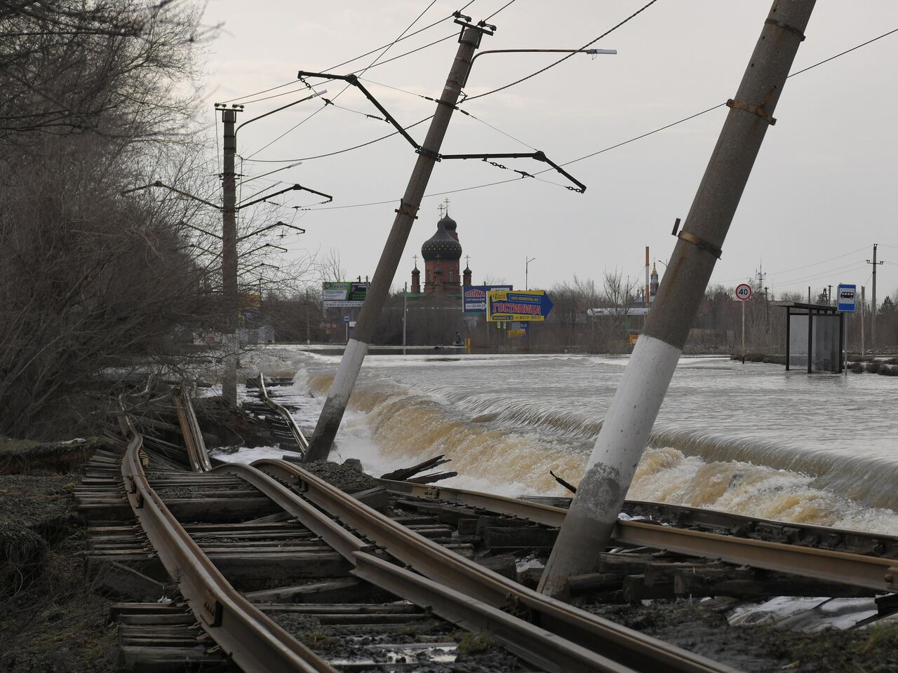 Паводковая вода подступила к железнодорожным путям в Орске - РИА Новости,  08.04.2024