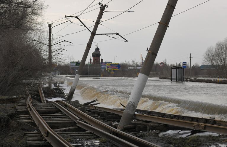 Город Орск, частично подтопленный после прорыва дамбы