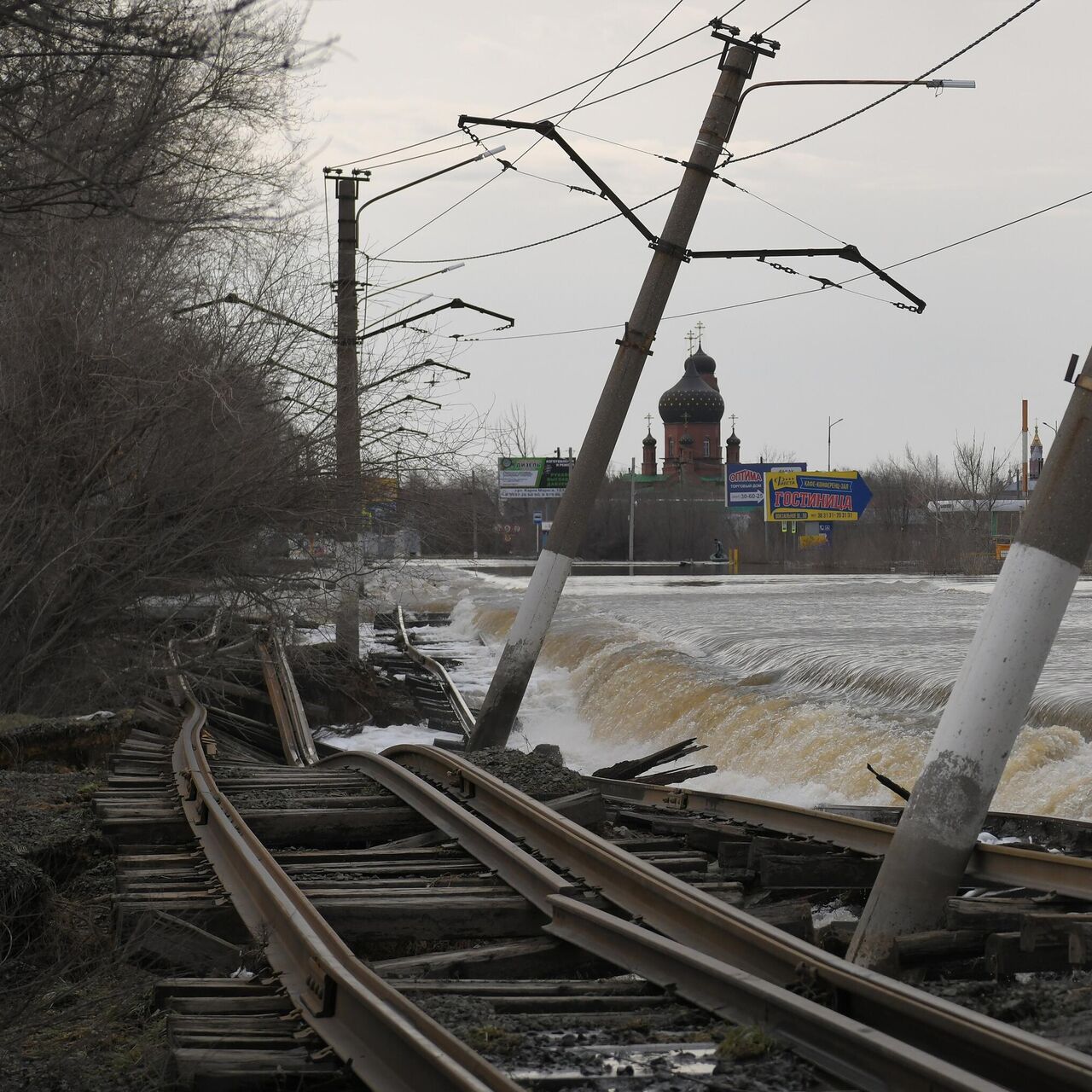 Паводковая вода подступила к железнодорожным путям в Орске - РИА Новости,  08.04.2024