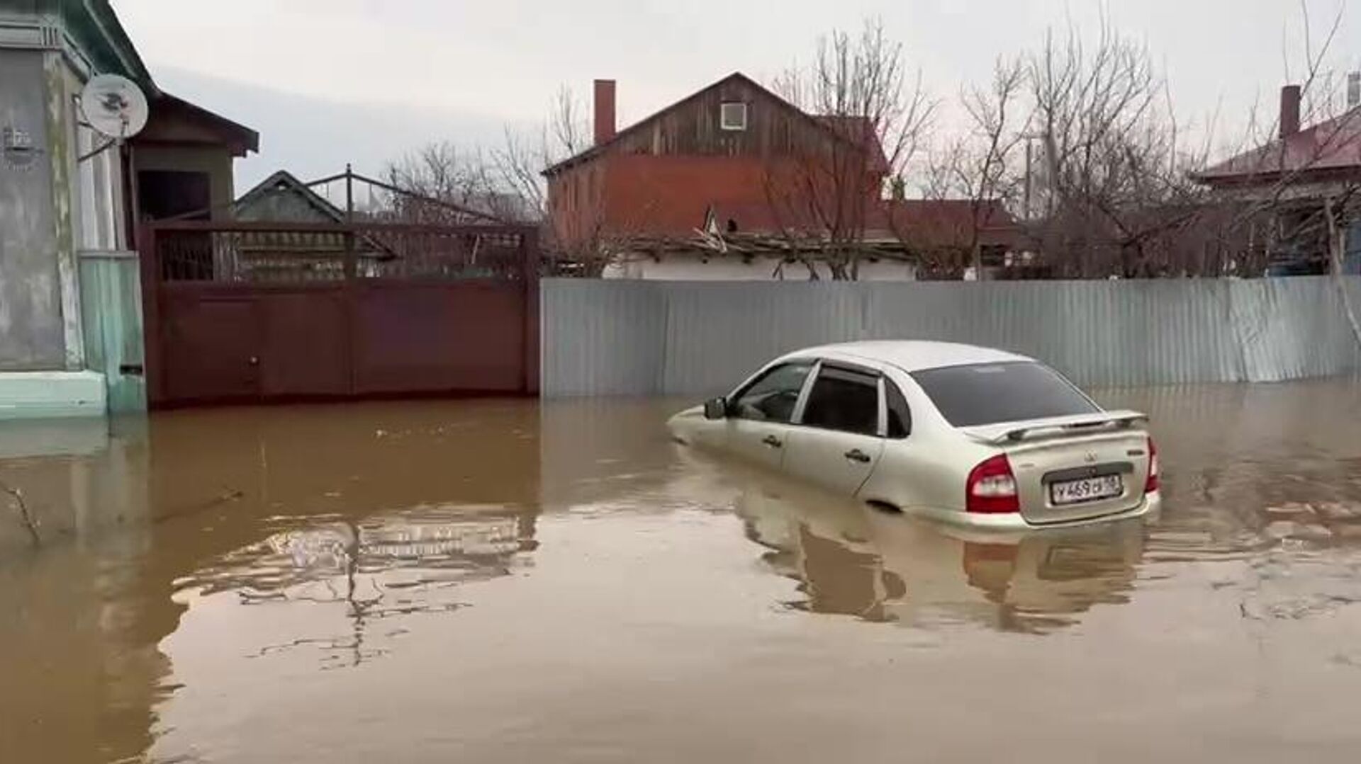 Орский НПЗ приостановил работу из-за паводка - РИА Новости, 07.04.2024