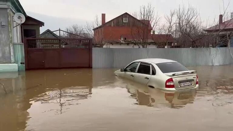 Город Орск, частично подтопленный после прорыва дамбы