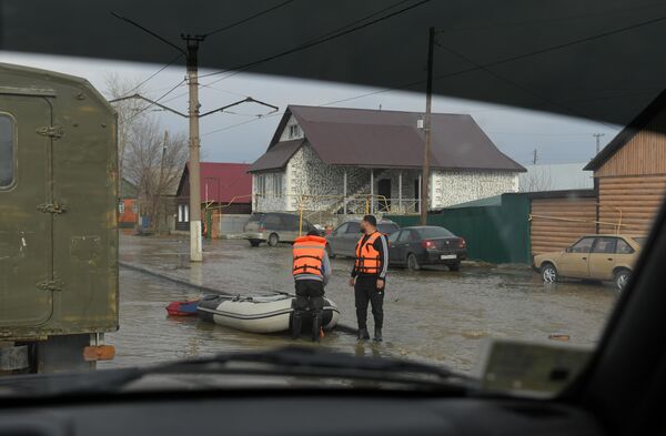 Волонтеры достали лодку, чтобы эвакуировать жителей Орска из затопленных после прорыва дамбы районов