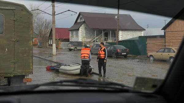 Волонтеры достали лодку, чтобы эвакуировать жителей Орска из затопленных после прорыва дамбы районов