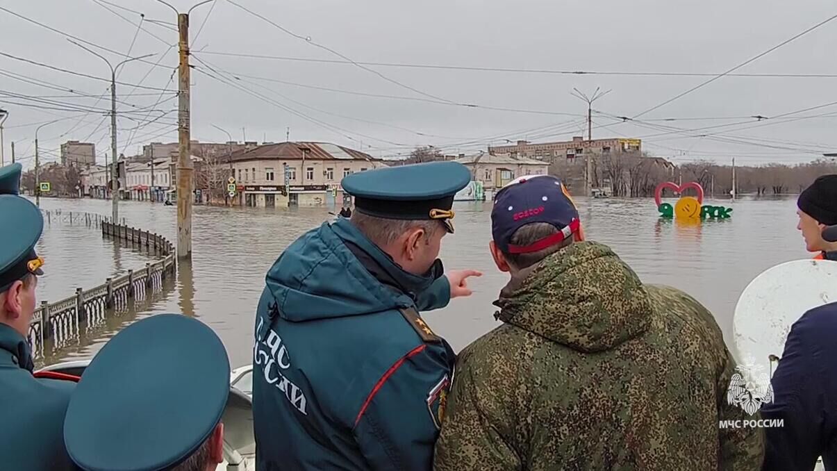 Губернатор Оренбургской области Денис Паслер и глава МЧС Александр Куренков в Орске - РИА Новости, 1920, 08.04.2024