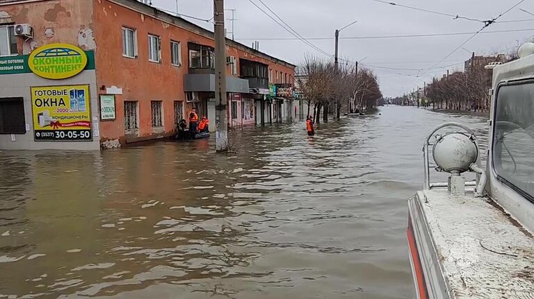 Последствия подтопления после прорыва дамбы в Орске. Эвакуация жителей из зоны подтопления не прекращается