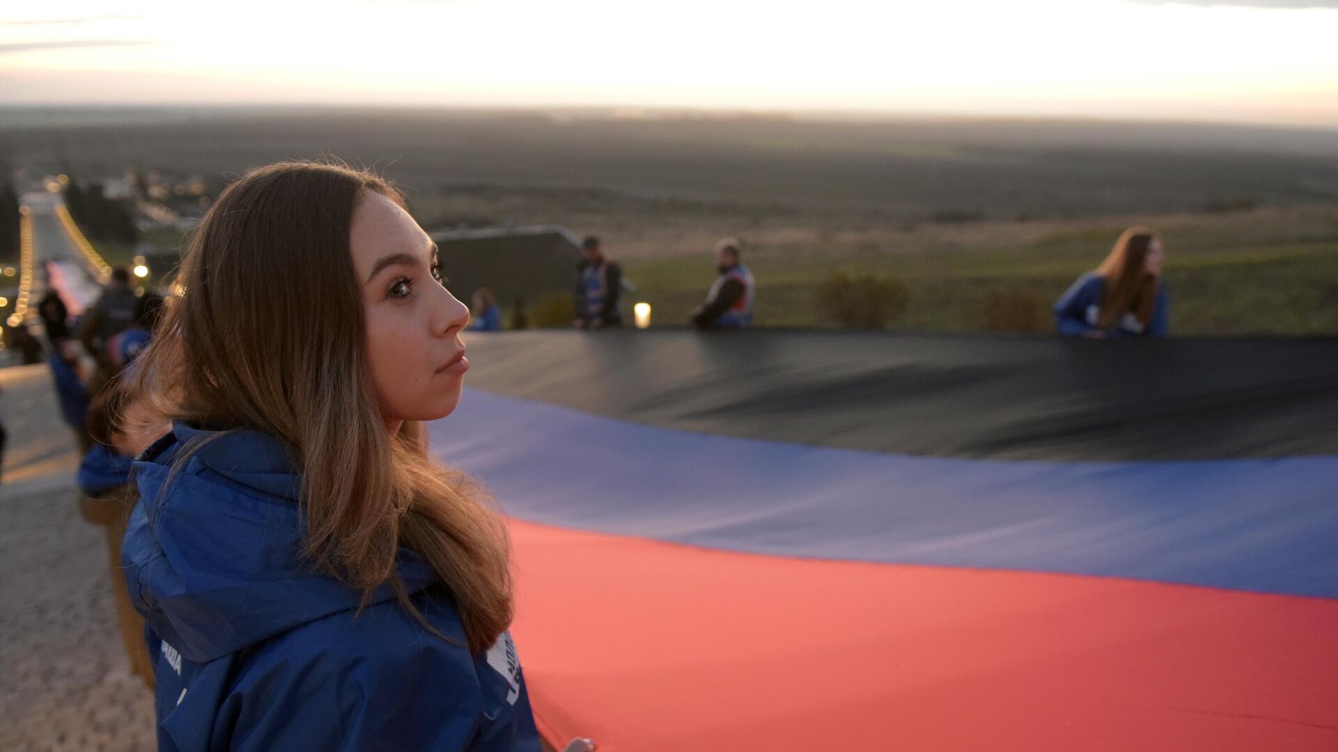 В центре Донецка развернули 200-метровый флаг ДНР в память о независимости