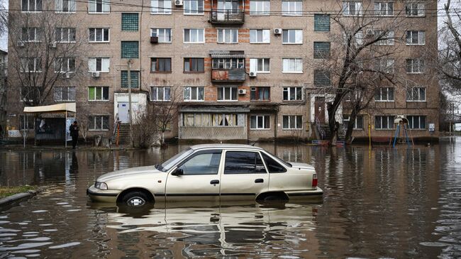 Затопленная из-за прорыва дамбы улица в Орске