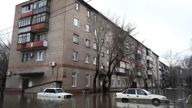 Затопленная из-за прорыва дамбы улица в Орске