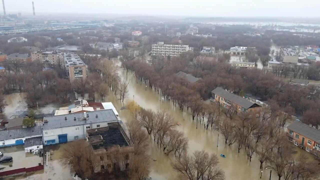 Вода медленно уходит с главной площади затопленного Орска - РИА Новости,  09.04.2024