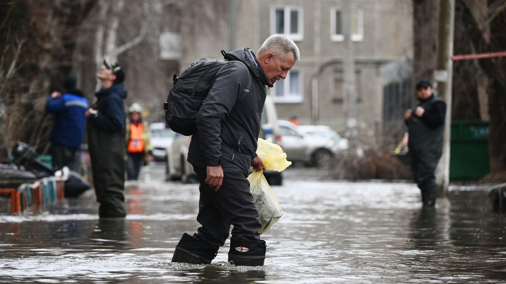 Затопленная из-за прорыва дамбы улица в Орске - РИА Новости, 1920, 10.04.2024