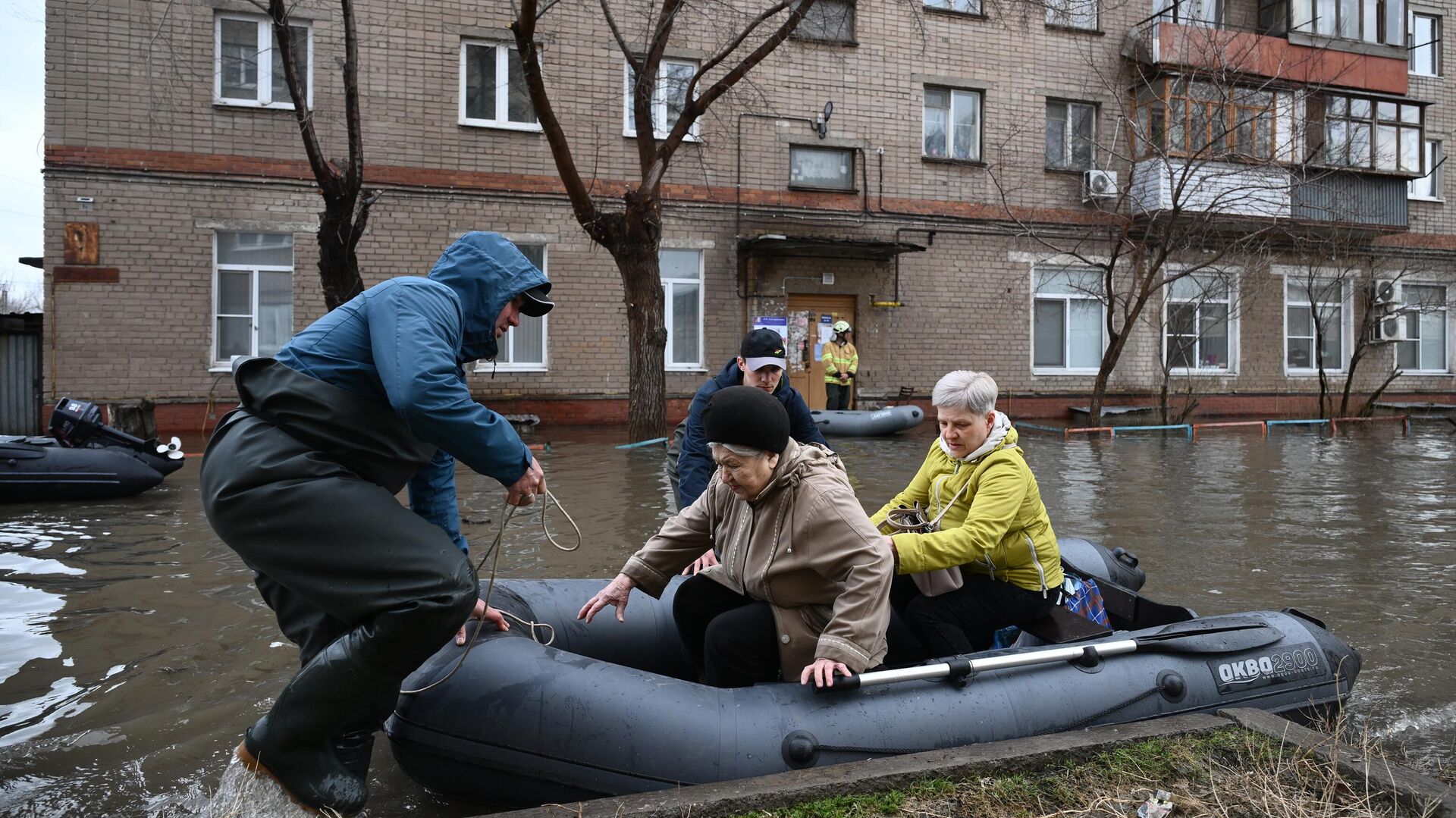 Сотрудники МЧС эвакуируют жителей затопленного из-за прорыва дамбы района Орска - РИА Новости, 1920, 07.04.2024