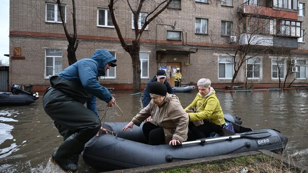 Сотрудники МЧС эвакуируют жителей затопленного из-за прорыва дамбы района Орска