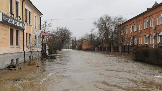 Затопленная из-за прорыва дамбы улица в Орске