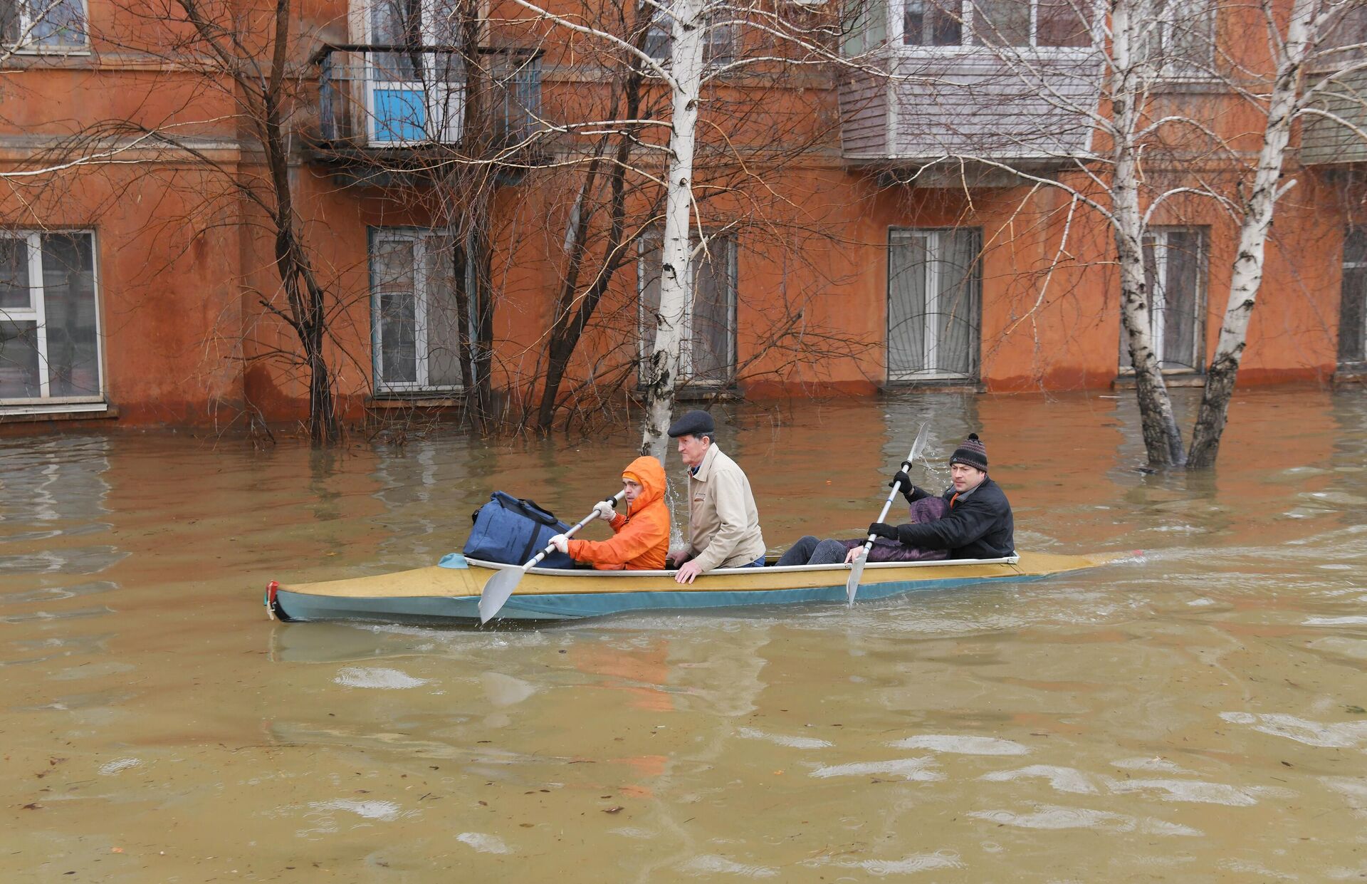 Эвакуация жителей затопленного из-за прорыва дамбы района Орска - РИА Новости, 1920, 08.04.2024